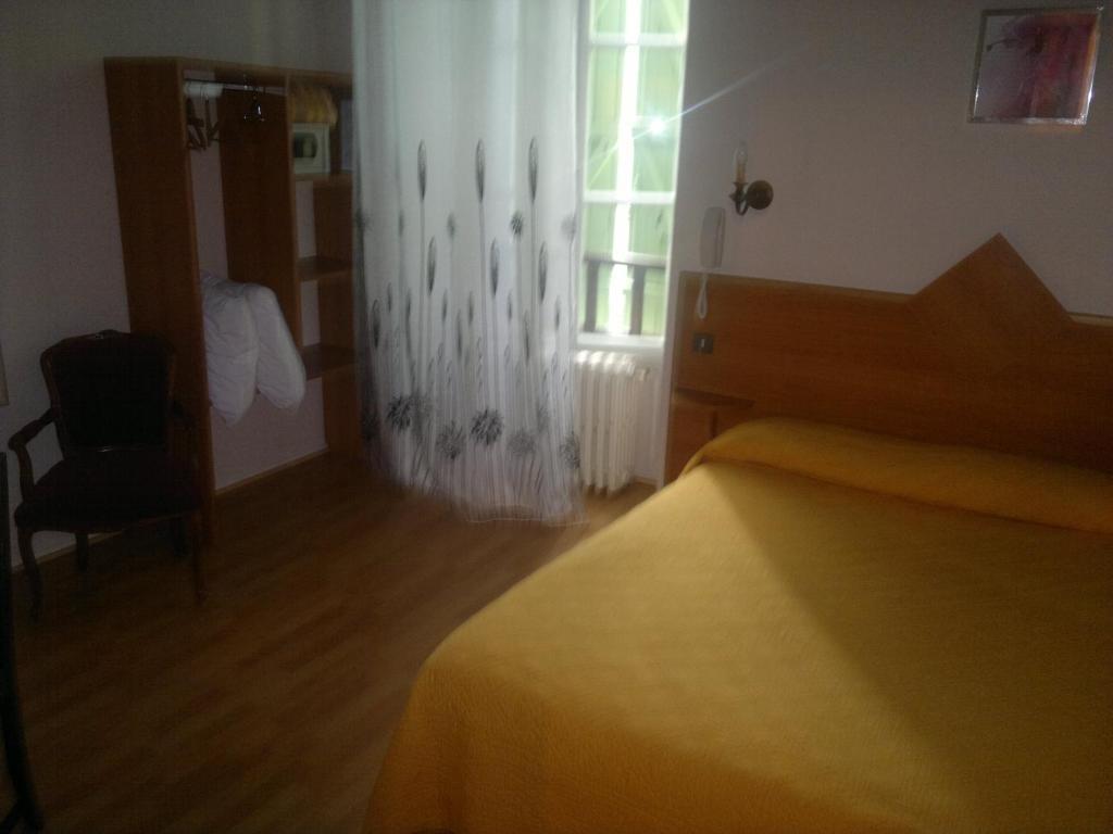 Logis Hotel De France Arudy Oda fotoğraf